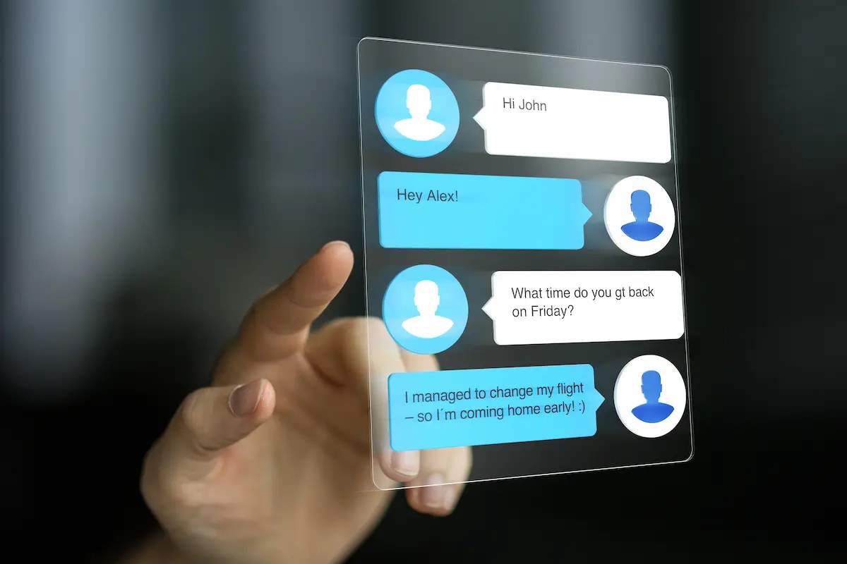 Canaux digitaux d'une entreprise affichés sur un ordinateur et un smartphone