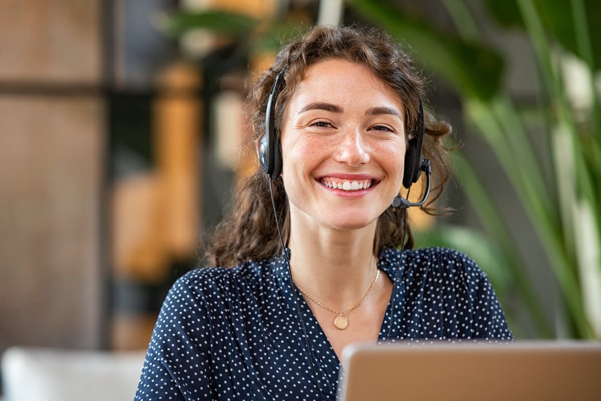 Personne consultant son compte formation sur ordinateur avant de contacter l'assistance CPF